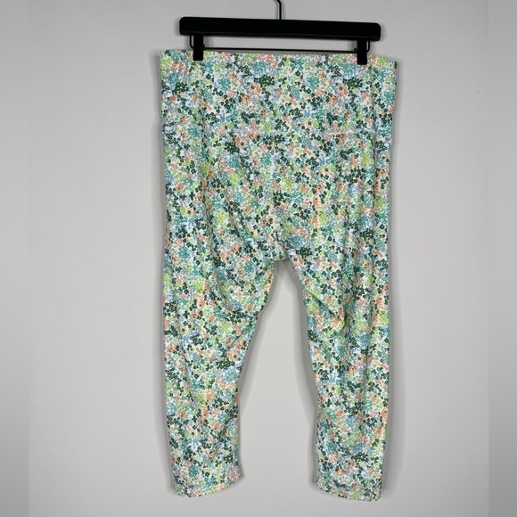 VOGO Athletica Crop Floral Leggings Size 1X Capri Style Cropped Hidden Pocket - Picture 2 of 8